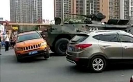 司機們神同步為軍車隊讓行，軍民團結(jié)的力量展現(xiàn)