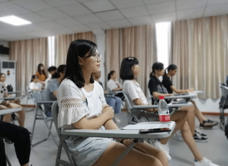 班主任在班級(jí)群情緒失控引發(fā)校方回應(yīng)，事件引發(fā)深思