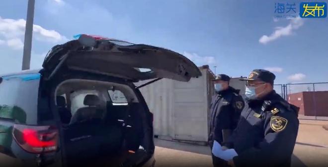 海關(guān)揭示跨國走私新手段，出口貨物夾藏舊中巴車被查獲