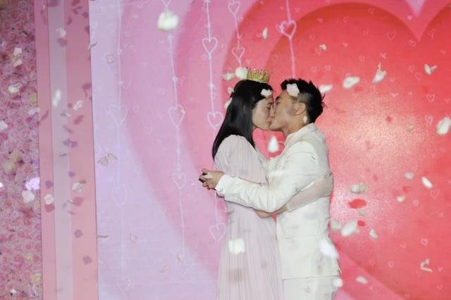 何猷君向奚夢瑤求婚現(xiàn)場深情親吻，浪漫求婚瞬間曝光！